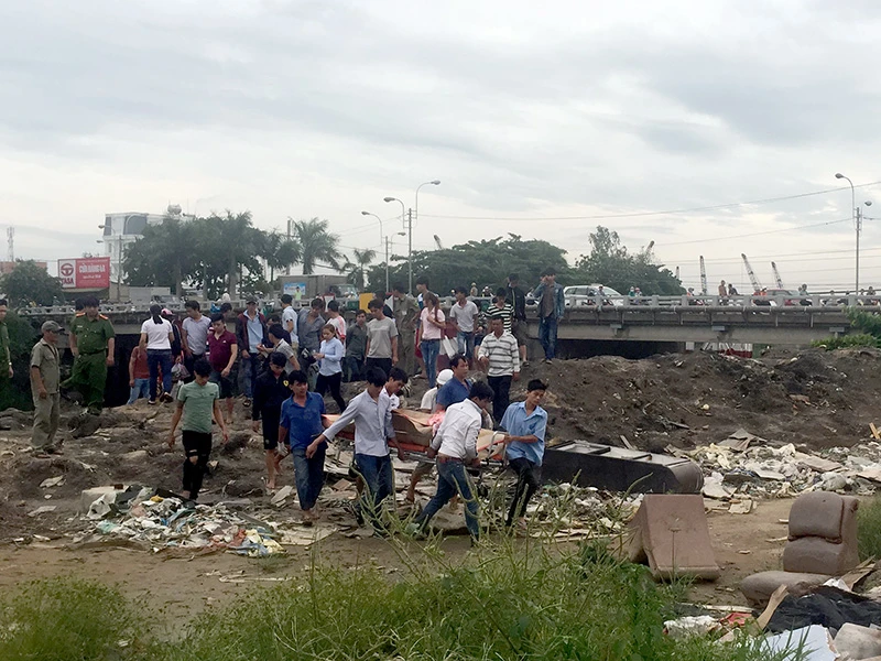 Thi thể nam thanh sau đó được đưa về nhà xác để phục vụ điều tra 